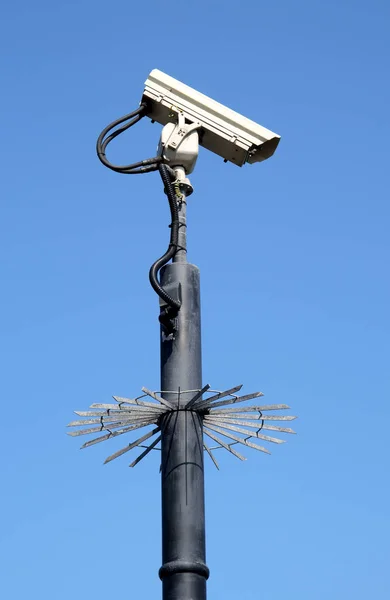 Câmera Cctv Segurança Rua Céu Azul — Fotografia de Stock