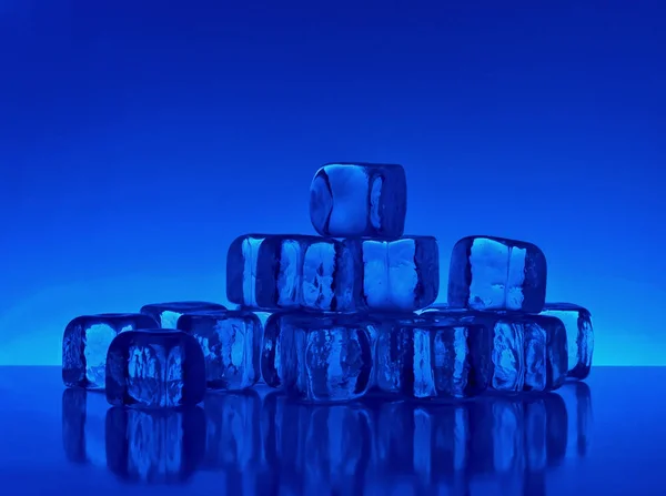青い背景のハートの形をした氷のキューブ — ストック写真
