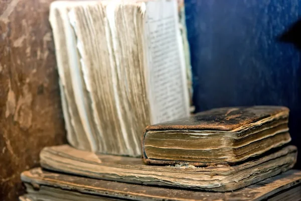 Alte Uhr Und Bücher — Stockfoto