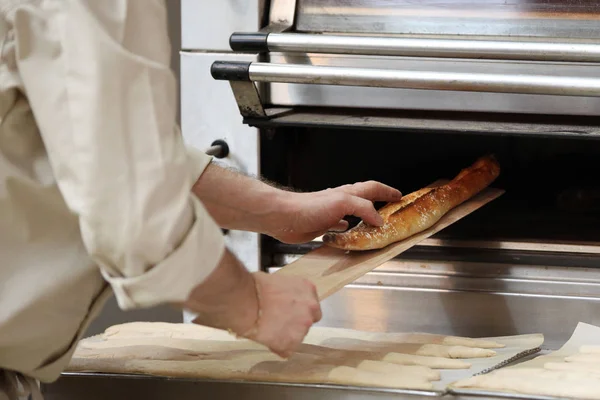 Panadería Cortando Masa Horno —  Fotos de Stock