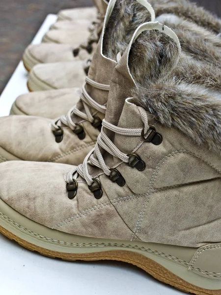 木製の床に古い革の靴を着て — ストック写真