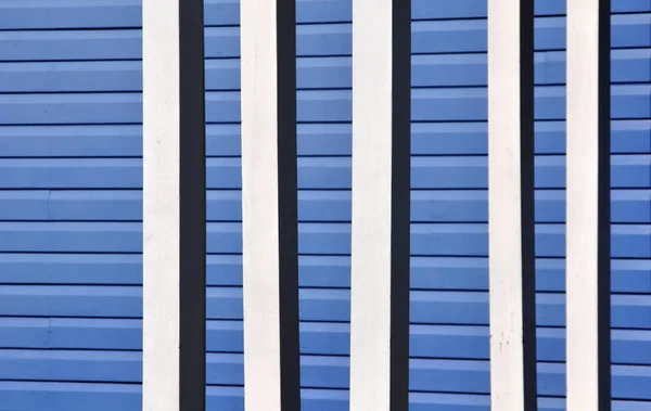 Μπλε Παράθυρα Ένα Γυαλί Ενός Σύγχρονου Κτιρίου — Φωτογραφία Αρχείου