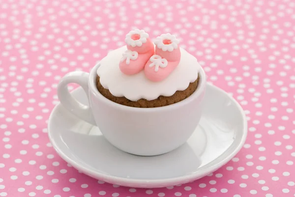 可愛いですカップケーキとともにピンク戦利品のために女の子オンスポットグランド — ストック写真