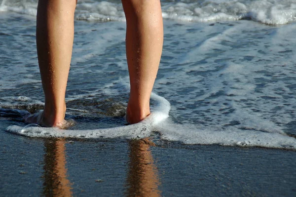 Føttene Til Ung Kvinne Havet – stockfoto