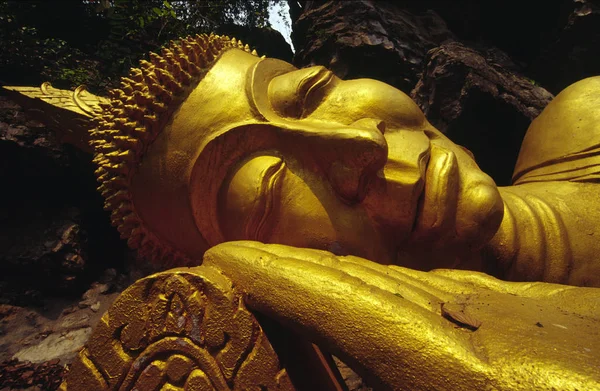 Золотой Будда Горе Фуси Лаосе — стоковое фото