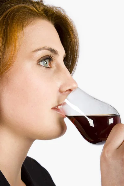 Młoda Kobieta Pijąca Kieliszek Wina — Zdjęcie stockowe