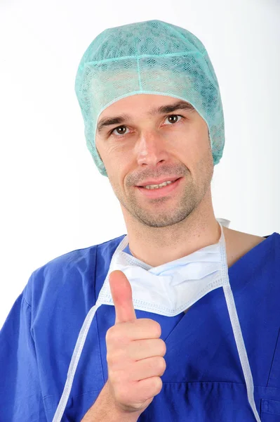 親指を立てた笑顔の外科医の肖像画です — ストック写真