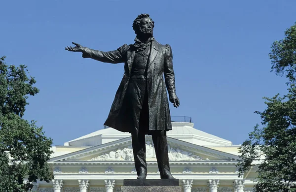 Памятник Пушкину Площади Искусств — стоковое фото