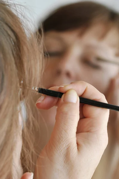 Junge Frau Trägt Mascara Auf Ihr Gesicht Auf — Stockfoto