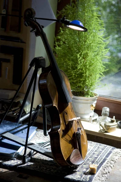 桌上的小提琴和钢琴 — 图库照片