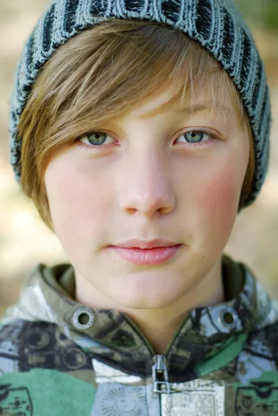 Portret Van Een Jong Meisje Een Groen Jasje — Stockfoto