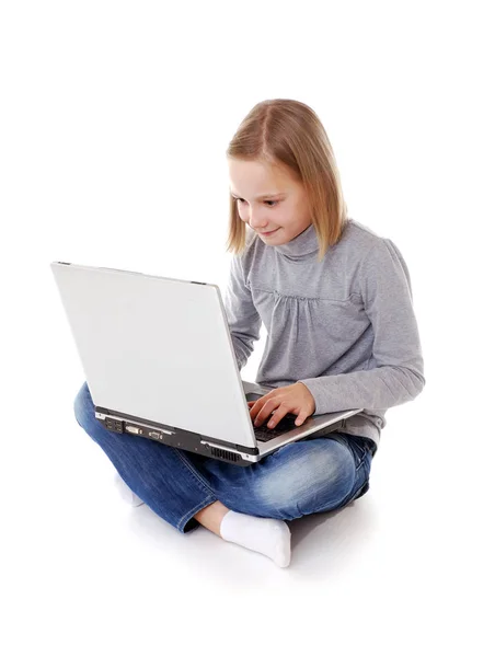 Bambina Seduta Sul Pavimento Con Laptop Isolato Sfondo Bianco — Foto Stock