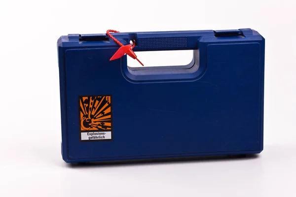 Blaue Kunststoffbox Mit Rotem Griff Auf Weißem Hintergrund — Stockfoto
