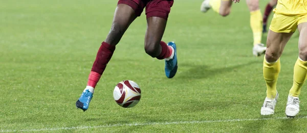 Jugador Fútbol Pateando Pelota — Foto de Stock