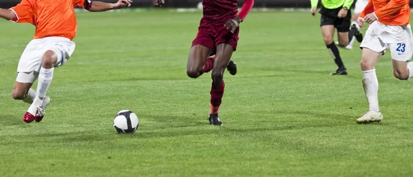 ボールのために戦うサッカー選手 — ストック写真