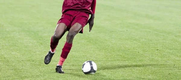 Voetbal Speler Schoppen Bal — Stockfoto