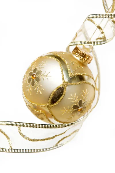 黄金圣诞装饰和彩带 — 图库照片