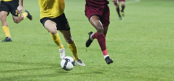 Fußballer Kämpfen Den Ball — Stockfoto