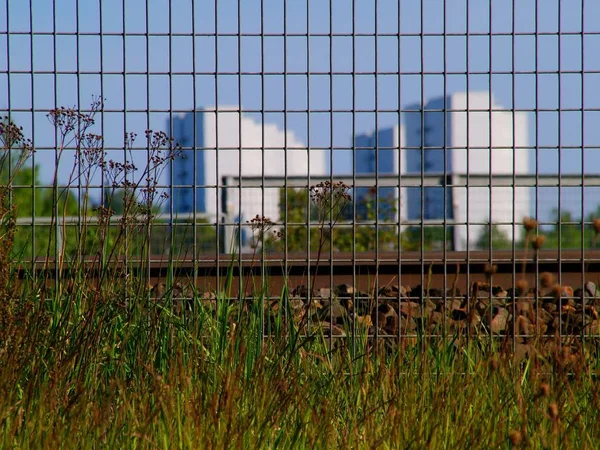 Staden Bakom Ett Staket — Stockfoto