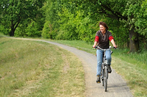Mujer Joven Montando Bicicleta Parque — Foto de Stock