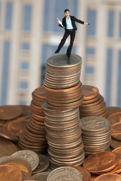 Businesswoman Balancing Coins — Stock Photo, Image