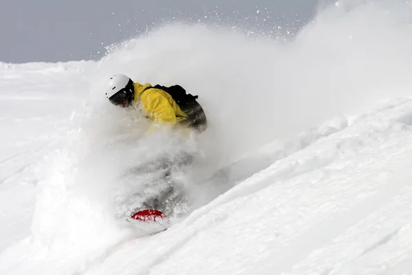 Σκιέρ Κοστούμι Σκι Που Κατηφορίζει Στα Χιονισμένα Βουνά — Φωτογραφία Αρχείου