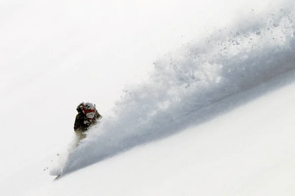 Snowboarder Cavalcando Una Motoslitta — Foto Stock