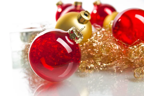 Κόκκινα Και Χρυσά Χριστουγεννιάτικα Μπαλάκια — Φωτογραφία Αρχείου