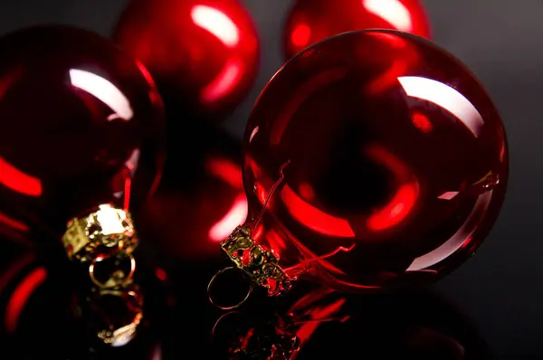 Piros Karácsonyi Labda Ellen Sötét Háttér — Stock Fotó