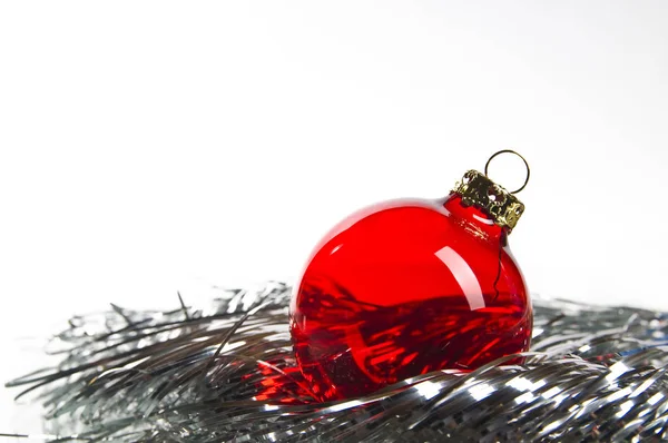 Piros Karácsonyi Labda Ezüst Tinsel — Stock Fotó