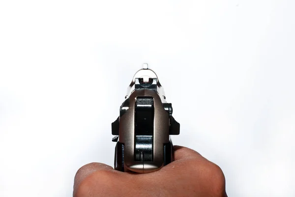 在白色背景上拿着枪的人的手 — 图库照片
