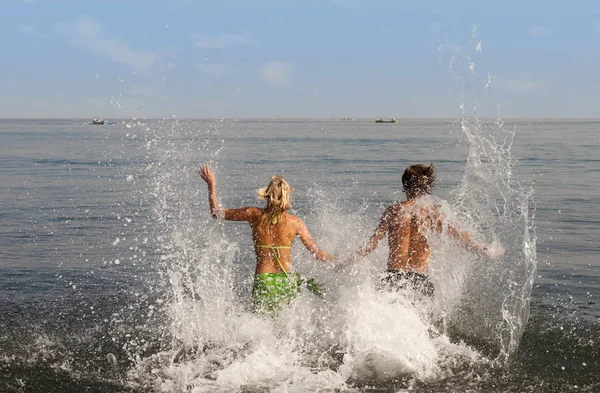 Zwei Mädchen Springen Strand — Stockfoto