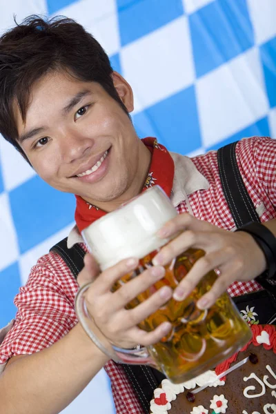Sorrindo Asiático Segurando Oktoberfest Cerveja Stein Massa — Fotografia de Stock