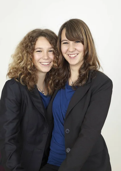 Duas Meninas Adolescentes Bonitas Atraentes Posando Interior — Fotografia de Stock