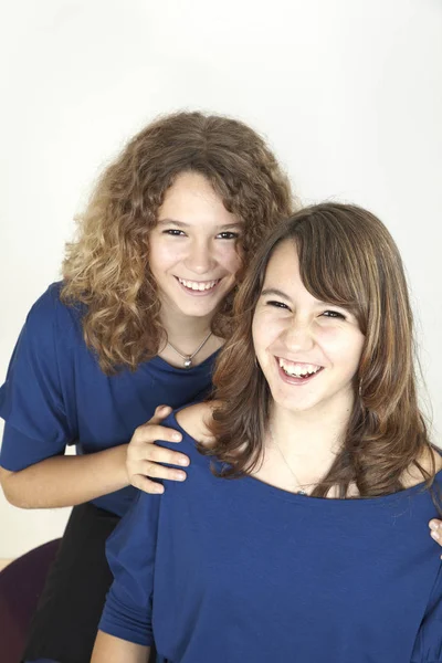 Duas Meninas Adolescentes Bonitas Atraentes Posando Interior — Fotografia de Stock