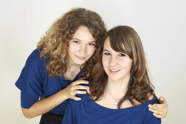 Deux Belles Attrayantes Adolescentes Posant Intérieur — Photo