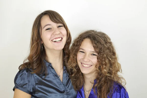 Δύο Όμορφες Και Ελκυστικές Έφηβες Κοπέλες Που Ποζάρουν — Φωτογραφία Αρχείου