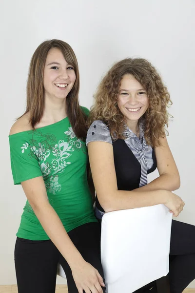 Due Belle Attraenti Ragazze Adolescenti Posa Coperto — Foto Stock