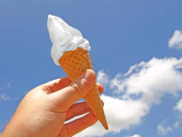 Mano Sosteniendo Cono Gozo Blanco Con Cielo Azul — Foto de Stock