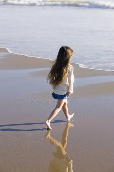 Niña Caminando Agua Playa —  Fotos de Stock