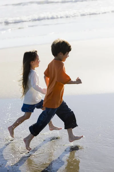 Atrakcyjne Szczęśliwe Dzieci Biegające Plaży — Zdjęcie stockowe