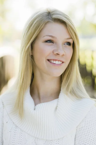 Porträtt Söt Blond Tonåring Som Står Park — Stockfoto