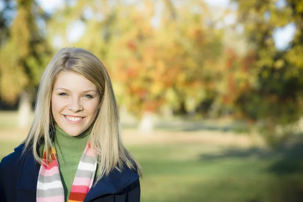Portrét Krásné Blondýny Dospívající Dívka Stojící Parku — Stock fotografie