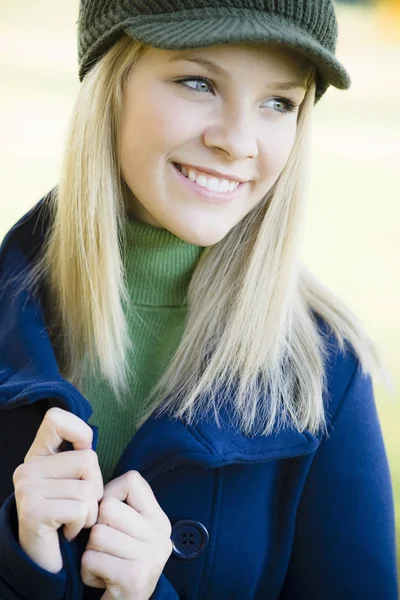 Portret Van Een Mooi Blond Tienermeisje Staand Een Park — Stockfoto