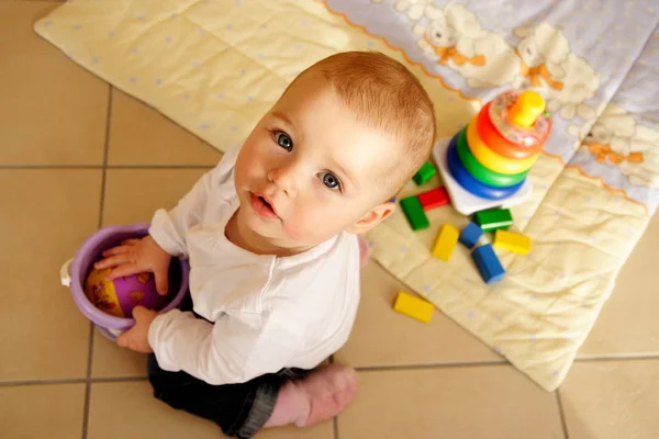 Bambino Che Gioca Casa Nel Soggiorno — Foto Stock