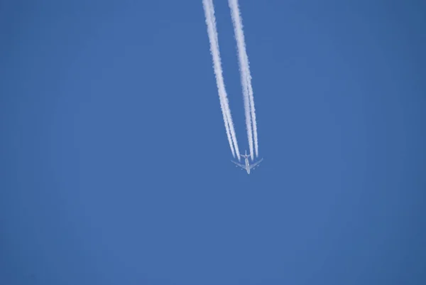 空を飛ぶ飛行機は — ストック写真