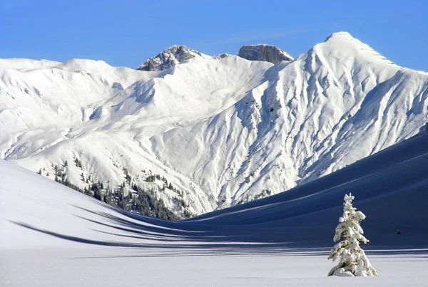 Zbliżenie Śnieżnych Gór Ciągu Dnia — Zdjęcie stockowe