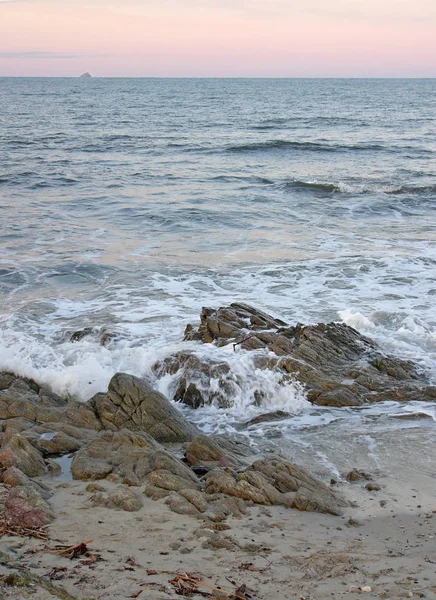 Strand Mit Klippe Sardinen — Stockfoto