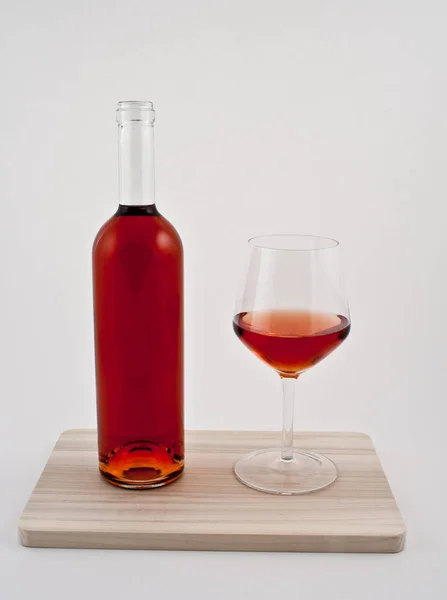 Ποτήρι Κόκκινο Κρασί Και Ένα Μπουκάλι Μπράντι Λευκό Φόντο — Φωτογραφία Αρχείου