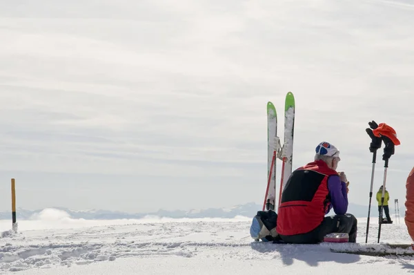 Mann Mit Skiern Den Winterbergen — Stockfoto